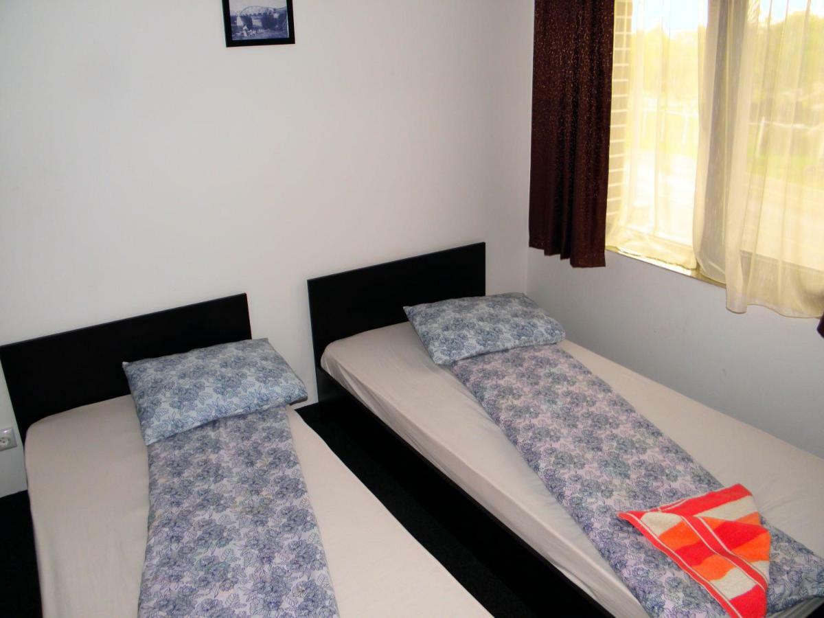 Pensiunea Platinum Târgu Jiu Kamer foto