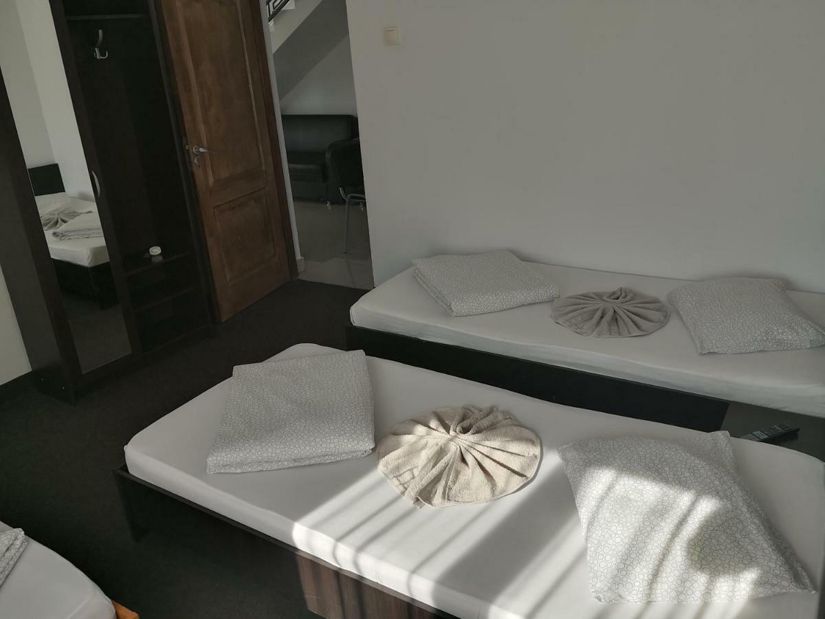 Pensiunea Platinum Târgu Jiu Buitenkant foto