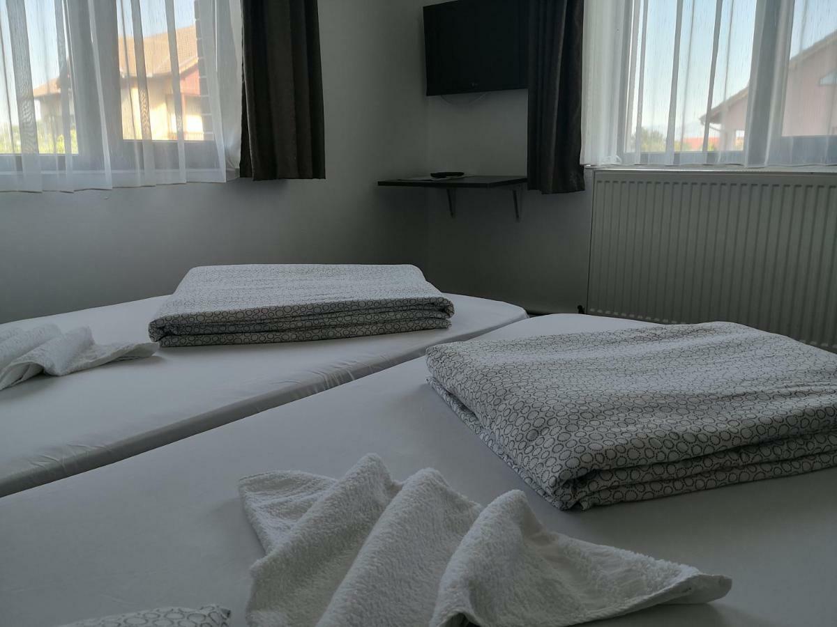 Pensiunea Platinum Târgu Jiu Buitenkant foto