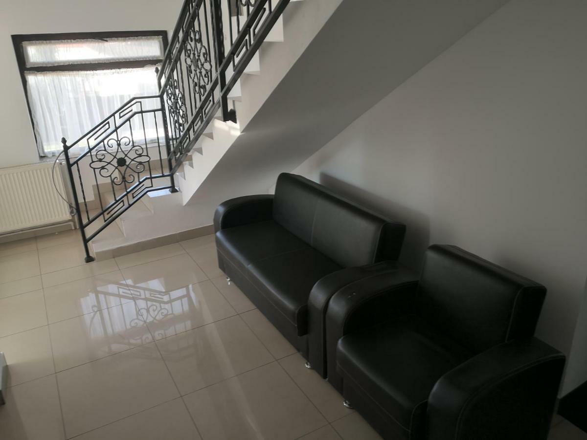 Pensiunea Platinum Târgu Jiu Buitenkant foto
