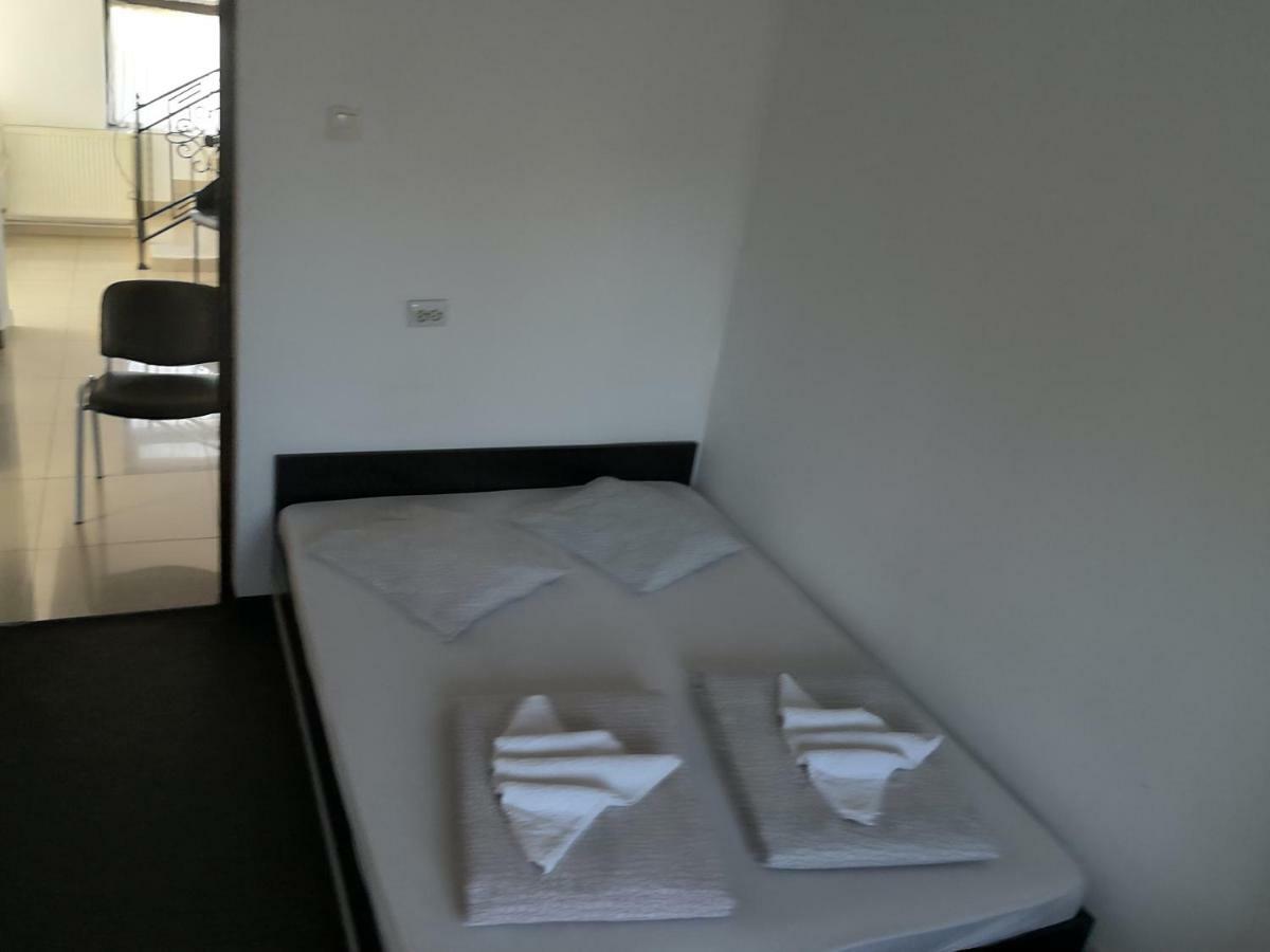 Pensiunea Platinum Târgu Jiu Buitenkant foto