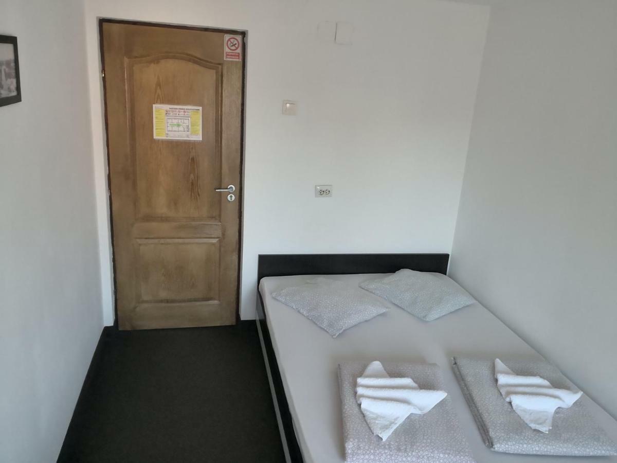Pensiunea Platinum Târgu Jiu Buitenkant foto