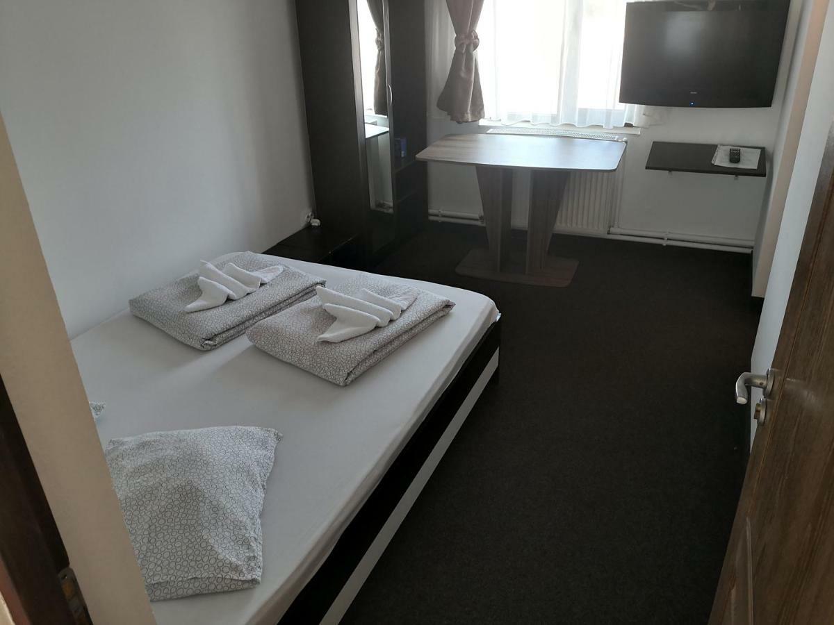 Pensiunea Platinum Târgu Jiu Buitenkant foto
