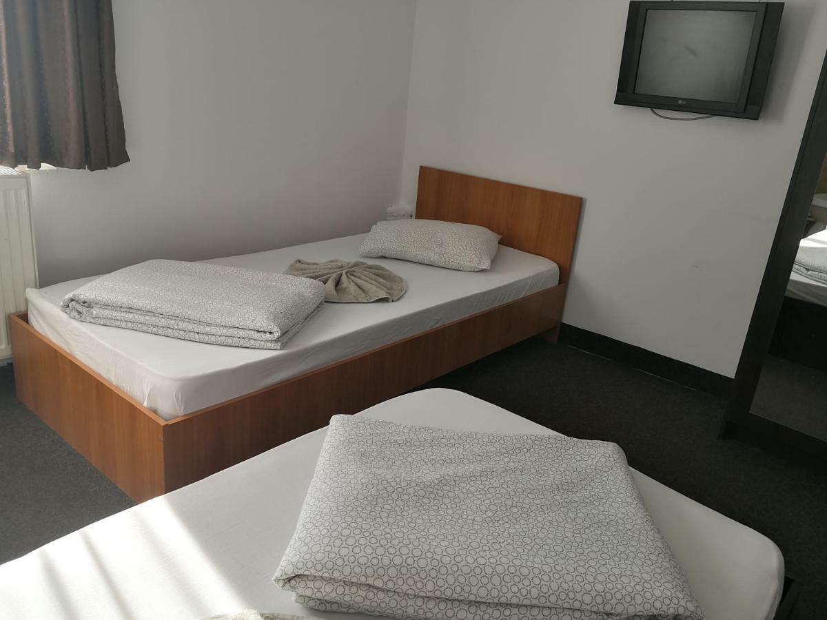 Pensiunea Platinum Târgu Jiu Buitenkant foto