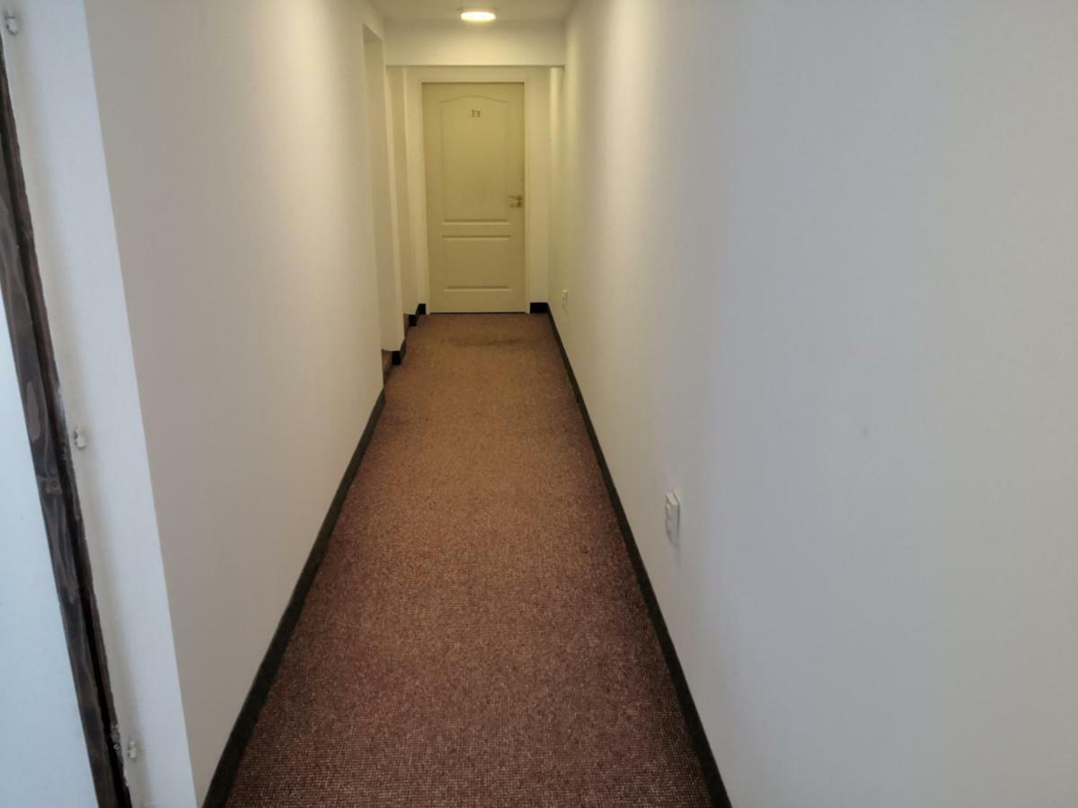 Pensiunea Platinum Târgu Jiu Buitenkant foto