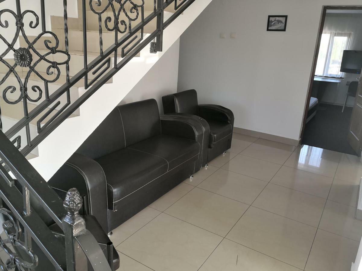 Pensiunea Platinum Târgu Jiu Buitenkant foto