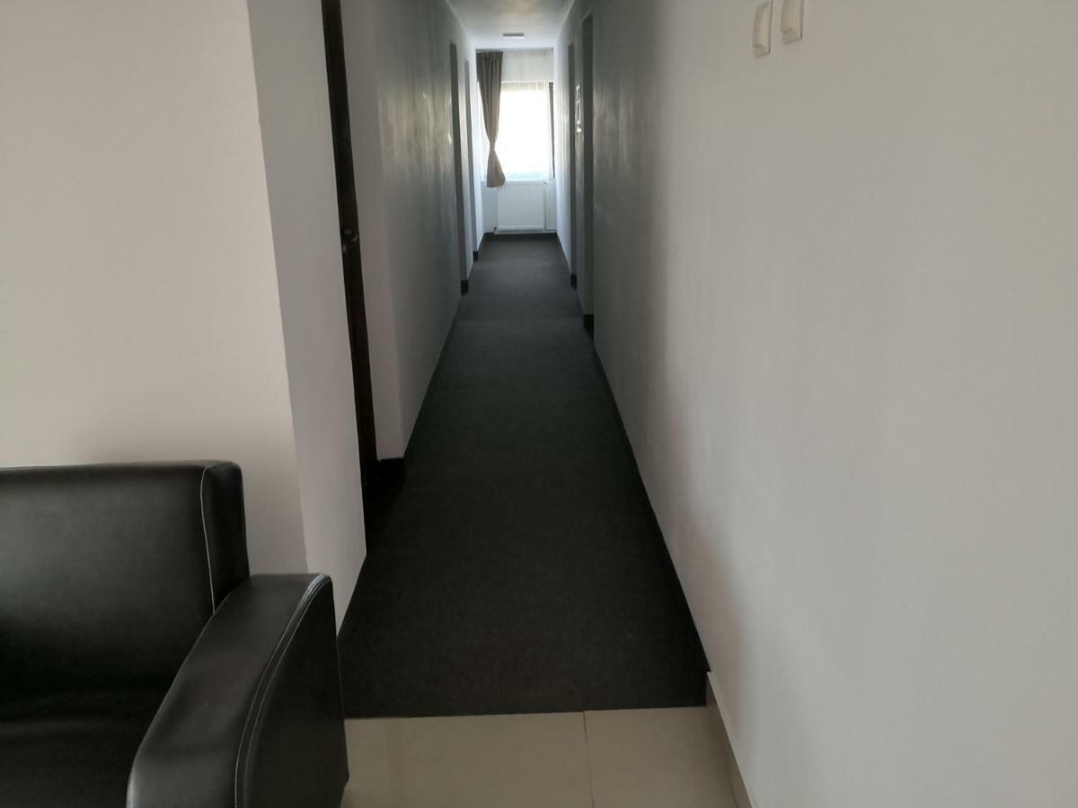 Pensiunea Platinum Târgu Jiu Buitenkant foto