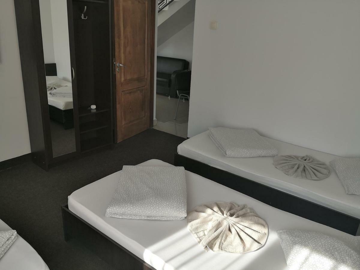 Pensiunea Platinum Târgu Jiu Buitenkant foto